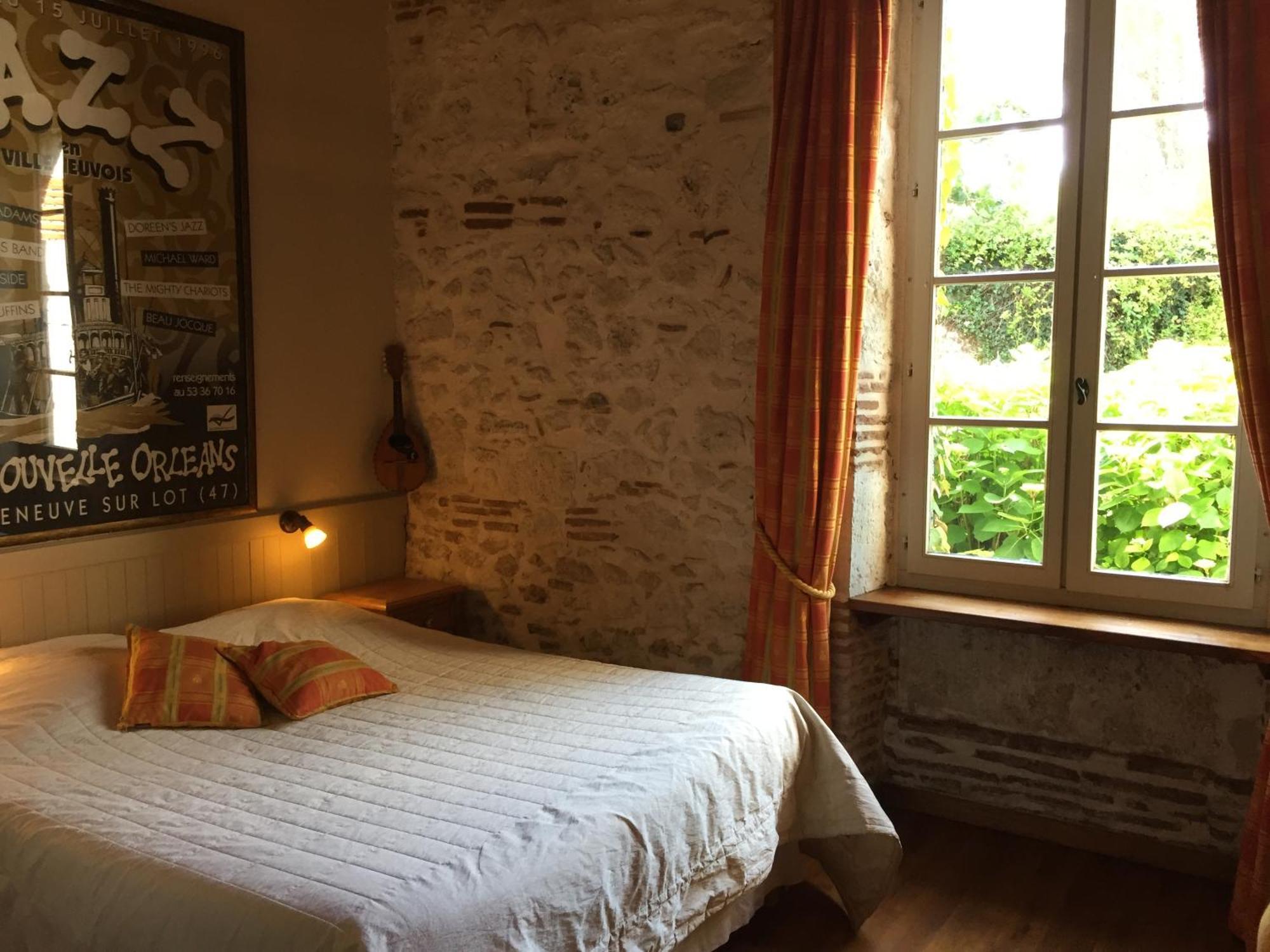 Les Huguets Bed & Breakfast Villeneuve-sur-Lot Room photo